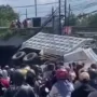 Kecelakaan Mengerikan di Jalan Tol Tangerang-Merak, Truk Jatuh Timpa Mobil