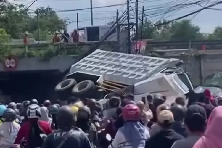 Kecelakaan Mengerikan di Jalan Tol Tangerang-Merak, Truk Jatuh Timpa Mobil