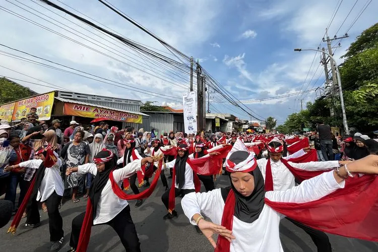 1.000 Penari Bawa Sembrani Bumi Nusantara 2025 ke Lidah Wetan Surabaya