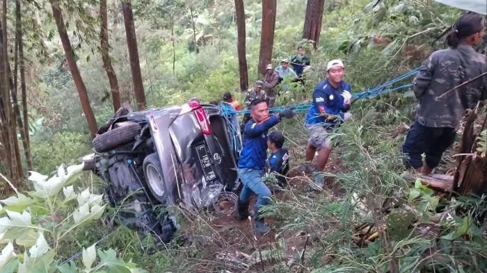 Bencana di Jalur Pacet, Kijang Innova Hancur di Jurang 30 Meter 1 Bencana di Jalur Pacet