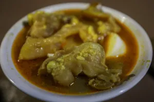 Jelajah Pelabuhan 2025: Rasa Kenyal Lontong Kikil Surabaya 10 Lontong Kikil Surabaya