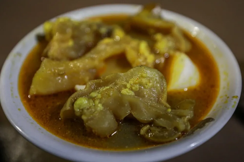 Jelajah Pelabuhan 2025: Rasa Kenyal Lontong Kikil Surabaya 1 Lontong Kikil Surabaya