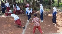 Galah dan Permainan Tradisional Atasi Kecanduan Gawai Anak SD Bandung Barat 3 Galah dan Permainan Tradisional Atasi Kecanduan Gawai Anak SD Bandung Barat