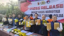 Tujuh Anggota Sindikat Narkoba Cina-Malaysia Ditangkap, 17,6 Kg Sabu Disita di Empat Provinsi 1 Tujuh Anggota Sindikat Narkoba Cina-Malaysia Ditangkap, 17,6 Kg Sabu Disita di Empat Provinsi
