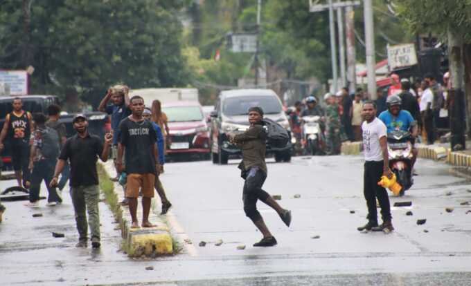 Polisi dan Demonstran Perlu Evaluasi Diri 1 Polisi dan Demonstran Perlu Evaluasi Diri