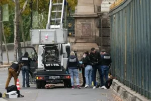 Perampokan Museum Louvre: Permata Napoleon Hilang dalam 7 Menit 7 Perampokan Museum Louvre: Permata Napoleon Hilang dalam 7 Menit