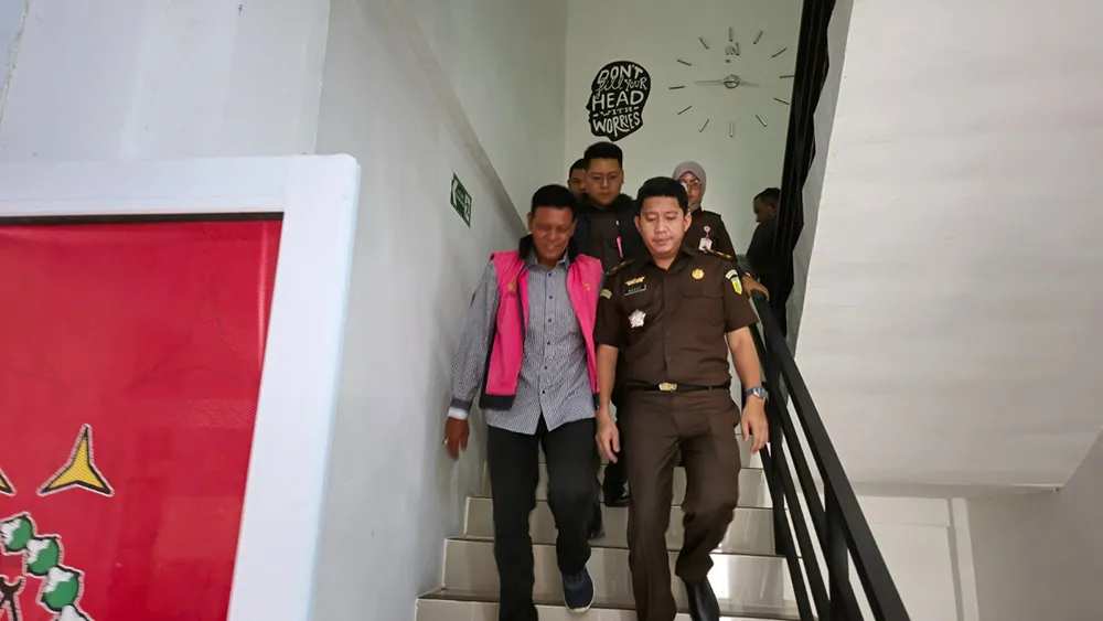 Mantan Ketua DPRD Kuansing Ditahan Terkait Kasus Korupsi Lahan Hotel 1 Mantan Ketua DPRD Kuansing Ditahan Terkait Kasus Korupsi Lahan Hotel