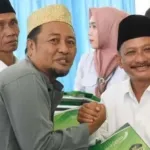 Bupati-Karna-Suswandi-saat-menyerahkan-bantuan-insentif-guru-ngaji-di-Situbondo.jpg Bupati Karna Suswandi saat menyerahkan bantuan insentif guru ngaji di Situbondo
