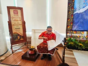 HARRIS Hotel Solo dan UMKM Batik Gunawan Setiawan Bentangkan Kain Batik Terbesar Indonesia di Hari Batik Nasional 2025