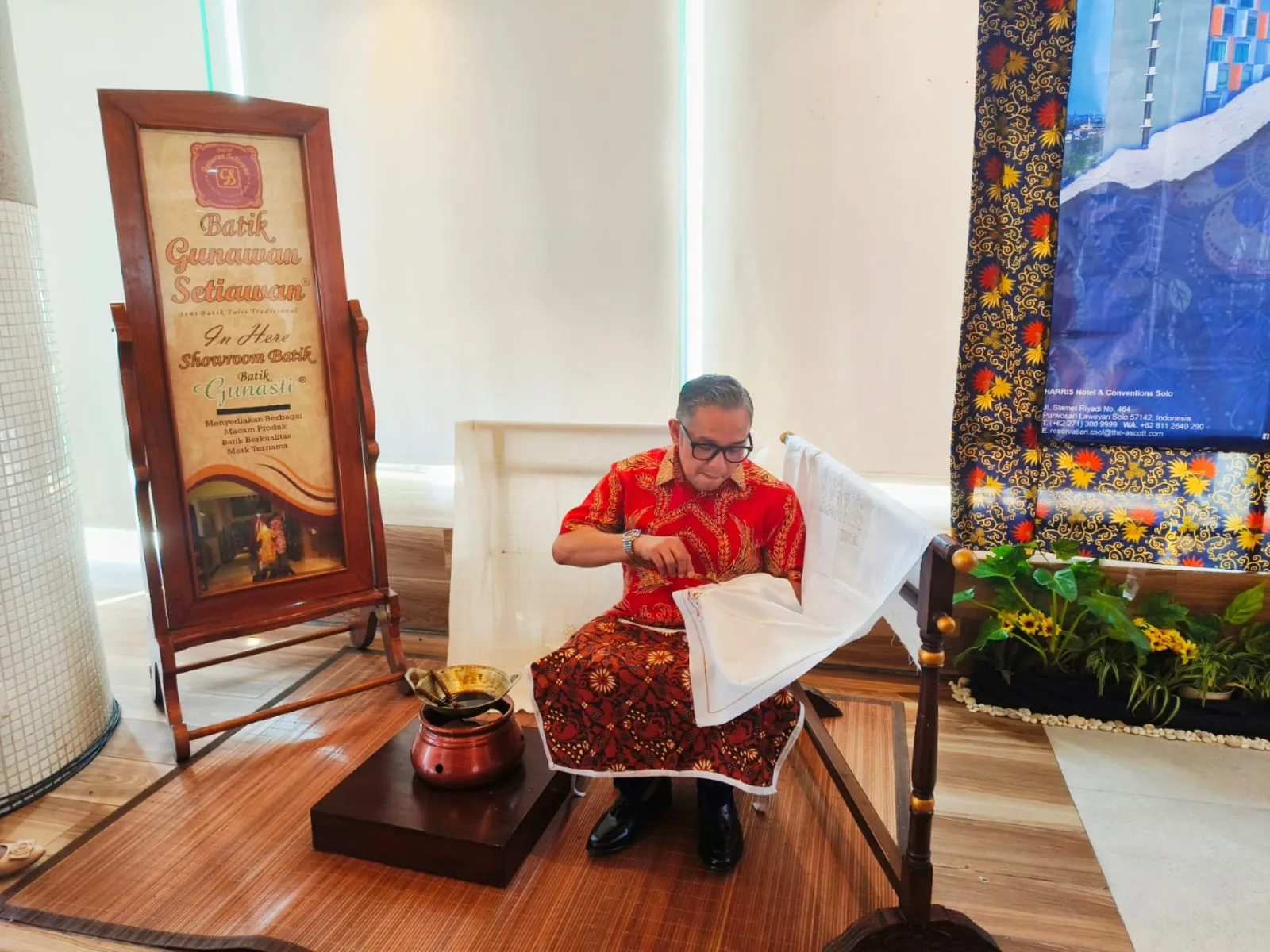 HARRIS Hotel Solo dan UMKM Batik Gunawan Setiawan Bentangkan Kain Batik Terbesar Indonesia di Hari Batik Nasional 2025