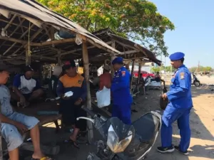 Harkamtibmas : Patroli Pesisir Polres Situbondo Berbagi Nasi Bungkus untuk Nelayan 1 Harkamtibmas : Patroli Pesisir Polres Situbondo Berbagi Nasi Bungkus untuk Nelayan