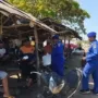 Harkamtibmas : Patroli Pesisir Polres Situbondo Berbagi Nasi Bungkus untuk Nelayan