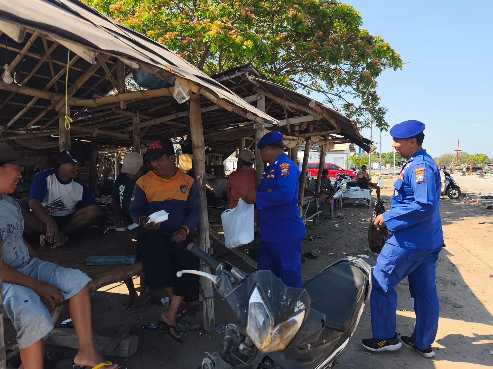 Harkamtibmas : Patroli Pesisir Polres Situbondo Berbagi Nasi Bungkus untuk Nelayan 1 Harkamtibmas : Patroli Pesisir Polres Situbondo Berbagi Nasi Bungkus untuk Nelayan