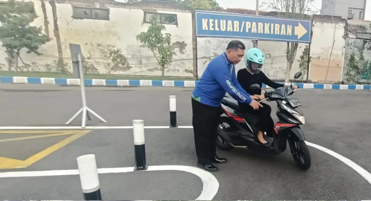 Satpas Colombo Buka Coaching Clinic, Latih Calon Pengemudi Kuasai Ujian Teori dan Praktik 1 Satpas Colombo Buka Coaching Clinic, Latih Calon Pengemudi Kuasai Ujian Teori dan Praktik