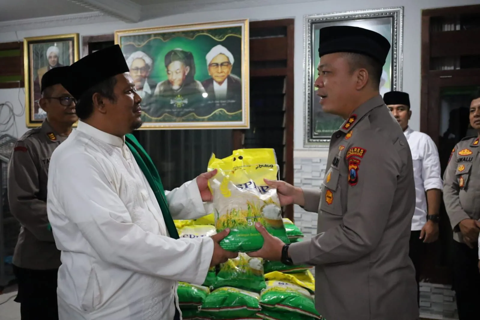 Dukung Dunia Pendidikan Keagamaan, Polres Tulungagung Salurkan Bantuan ke Puluhan Pesantren 1 Dukung Dunia Pendidikan Keagamaan, Polres Tulungagung Salurkan Bantuan ke Puluhan Pesantren