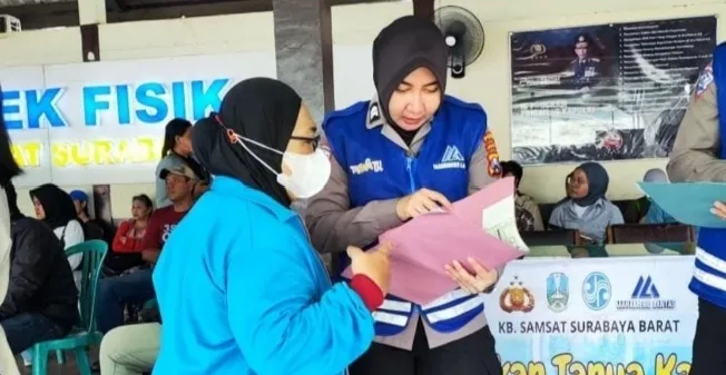 Briptu Tenta Salsa: Wujud Profesionalisme dan Humanisme di Samsat Surabaya Barat 1 Briptu Tenta Salsa: Wujud Profesionalisme dan Humanisme di Samsat Surabaya Barat