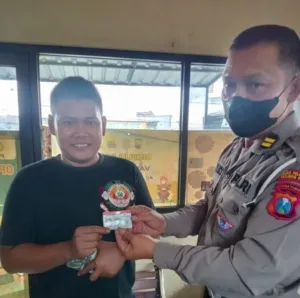 Lama Disimpan, Surat Tilang Tampak Kosong, Polisi: “Bukan Manipulasi” 1 Lama Disimpan, Surat Tilang Tampak Kosong, Polisi: “Bukan Manipulasi”