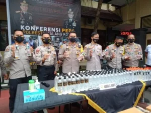 Penyelundupan Arak Ilegal di Malang Gagal, 1.800 Botol Disita Polres Banyuwangi 2 Penyelundupan Arak Ilegal di Malang Gagal, 1.800 Botol Disita Polres Banyuwangi