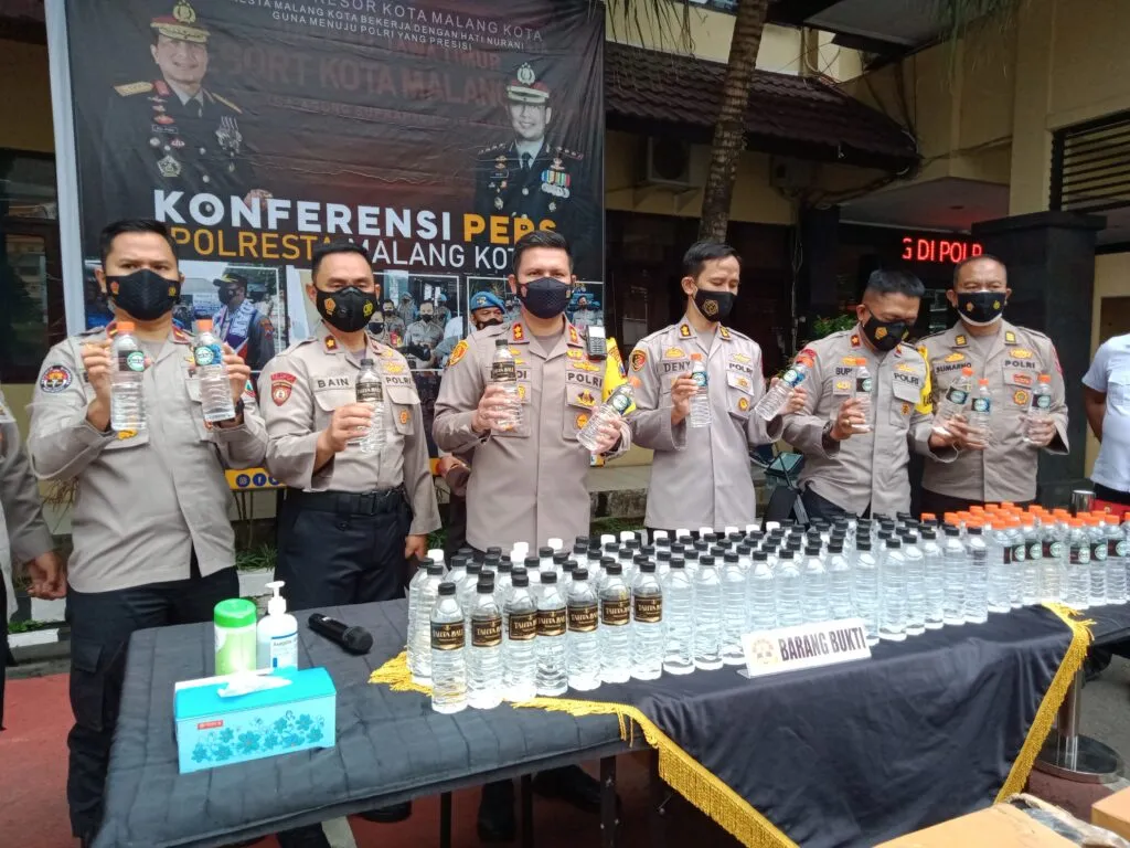 Penyelundupan Arak Ilegal di Malang Gagal, 1.800 Botol Disita Polres Banyuwangi 1 Penyelundupan Arak Ilegal di Malang Gagal, 1.800 Botol Disita Polres Banyuwangi