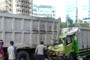 Pengemudi Honda Vario Tewas Setelah Tabrak Truk Parkir di Manyar Gresik 3 Pengemudi Honda Vario Tewas Setelah Tabrak Truk Parkir di Manyar Gresik