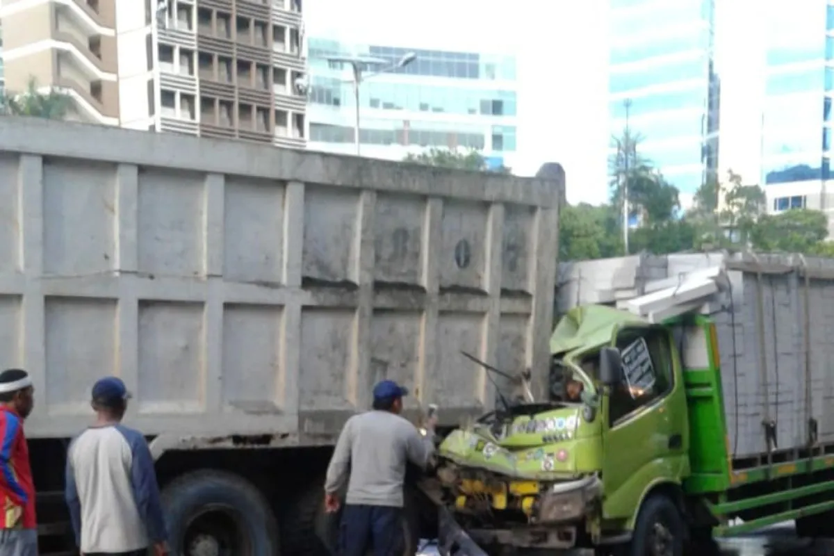 Pengemudi Honda Vario Tewas Setelah Tabrak Truk Parkir di Manyar Gresik 1 Pengemudi Honda Vario Tewas Setelah Tabrak Truk Parkir di Manyar Gresik