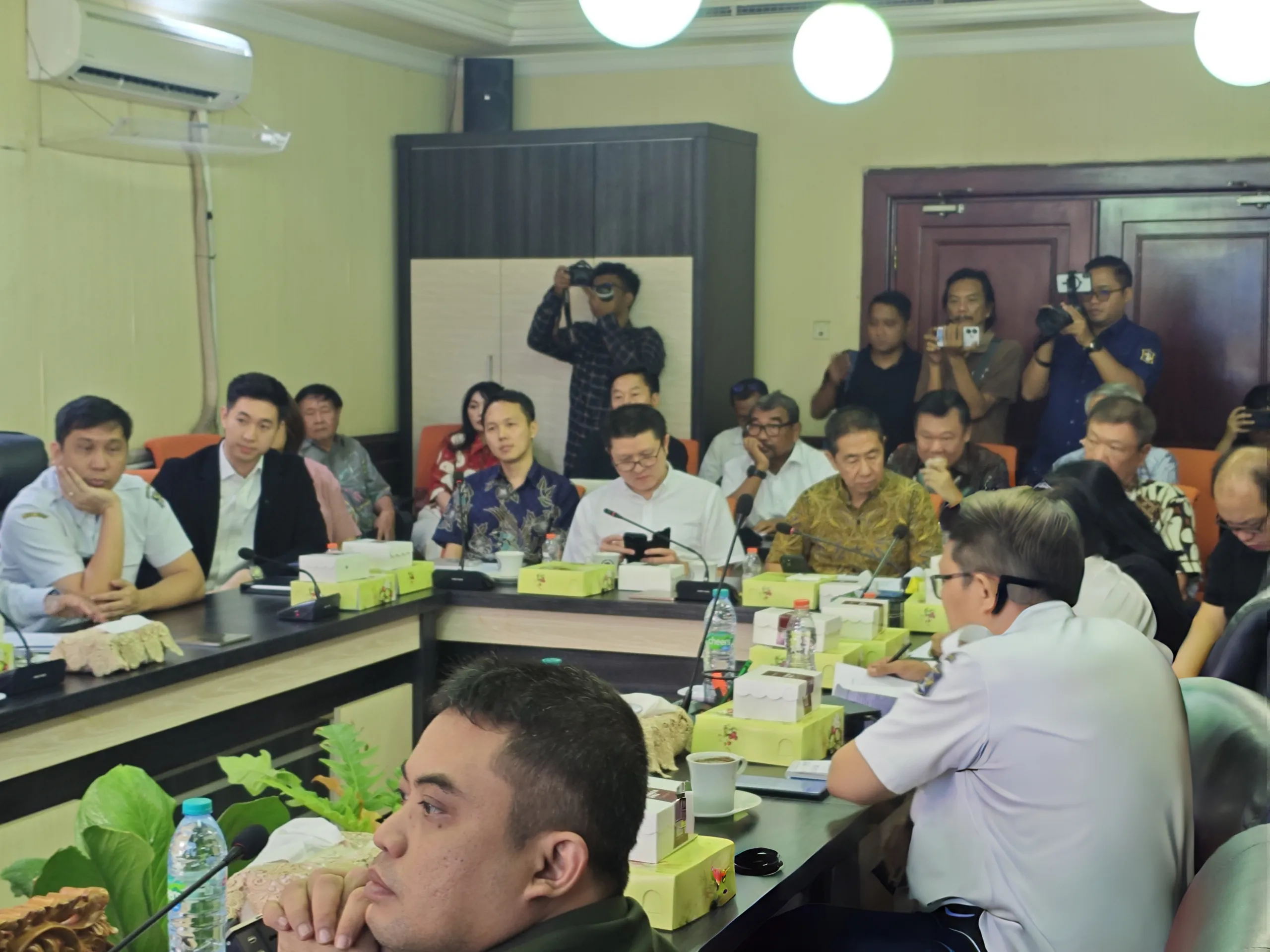 Warga graha family Komisi A DPRD Surabaya