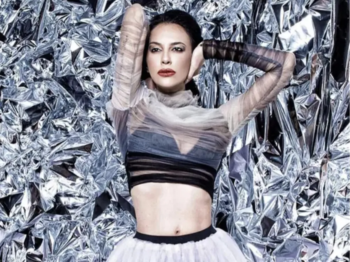 Pesona Sophia Latjuba: Pose Menggoda Bikin Deg-degan Adem Panas 1 Pesona Sophia Latjuba artis Indonesia