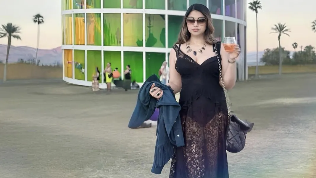 Sarah Azhari: Pesona Artis Hot Indonesia Semakin Seksi di Usia Kepala Lima 1 Artis Hot Indonesia