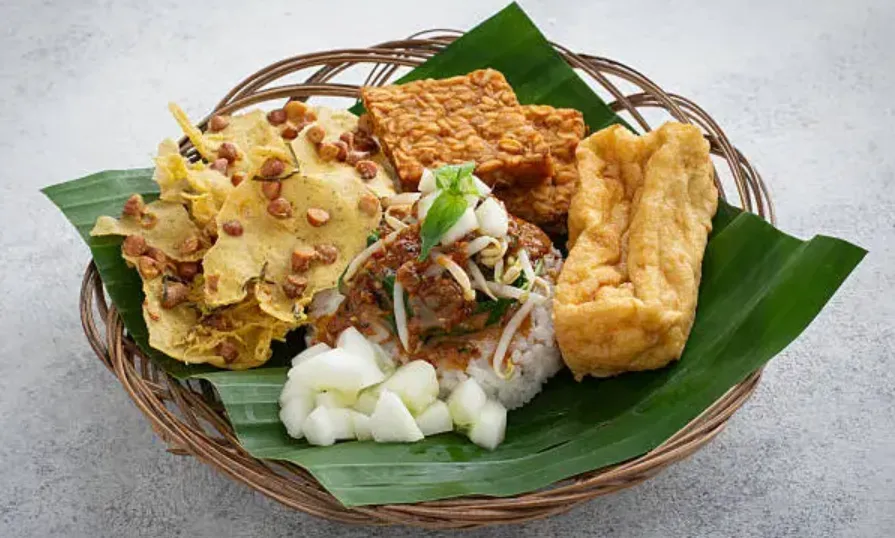 Ipda Purnomo Bagikan 1000 Porsi Nasi Pecel Gizi di Lamongan Rayakan HUT TNI ke-80 1 nasi pecel
