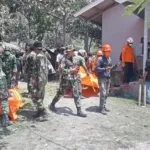 Petugas-melakukan-evakuasi-korban-erupsi-Lewotobi-Laki-laki-di-Kabupaten-Flores-Timur.jpg Petugas melakukan evakuasi korban erupsi Lewotobi Laki laki di Kabupaten Flores Timur