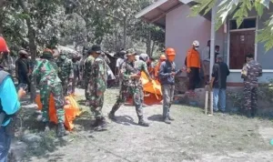 Petugas-melakukan-evakuasi-korban-erupsi-Lewotobi-Laki-laki-di-Kabupaten-Flores-Timur.jpg Petugas melakukan evakuasi korban erupsi Lewotobi Laki laki di Kabupaten Flores Timur