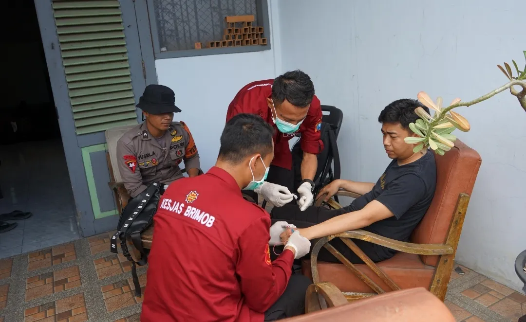 Brimob Polda Jatim Buka Layanan Kesehatan Gratis di Ponpes Al Khoziny Sidoarjo 1 Brimob Polda Jatim Buka Layanan Kesehatan Gratis di Ponpes Al Khoziny Sidoarjo