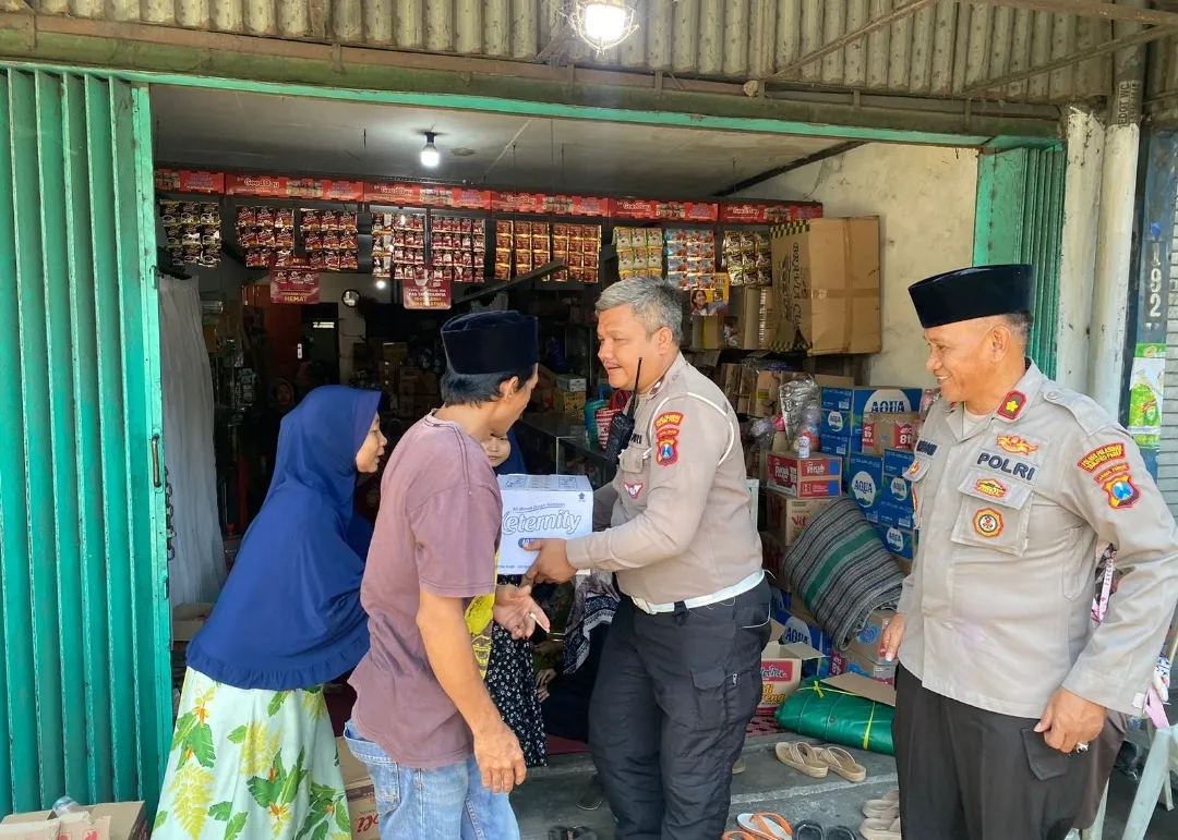 Sampaikan Duka Mendalam, Polres Pelabuhan Tanjung Perak Takziah ke Rumah Dua Santri Korban Reruntuhan Ponpes Al Khoziny 1 Sampaikan Duka Mendalam, Polres Pelabuhan Tanjung Perak Takziah ke Rumah Dua Santri Korban Reruntuhan Ponpes Al Khoziny