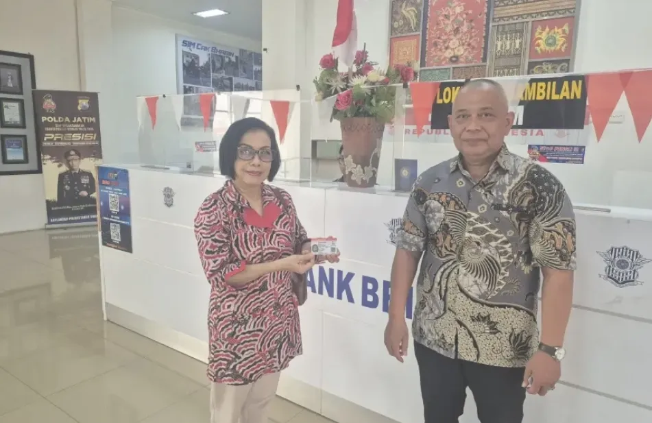 Petugas Satpas Colombo Surabaya Kenakan Batik di Hari Batik Nasional 2025 1 Petugas Satpas Colombo Surabaya Kenakan Batik di Hari Batik Nasional 2025
