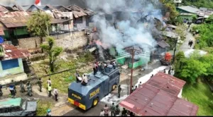 Quick Respon Polri Bantu Padamkan Kebakaran di Kodam Lama Jayapura