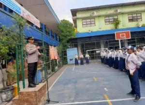 Pesan Kasat Binmas Polres Tanjung Perak di SMPN 7 Surabaya: Jauhi Narkoba dan Judi Online 1 Pesan Kasat Binmas Polres Tanjung Perak di SMPN 7 Surabaya: Jauhi Narkoba dan Judi Online