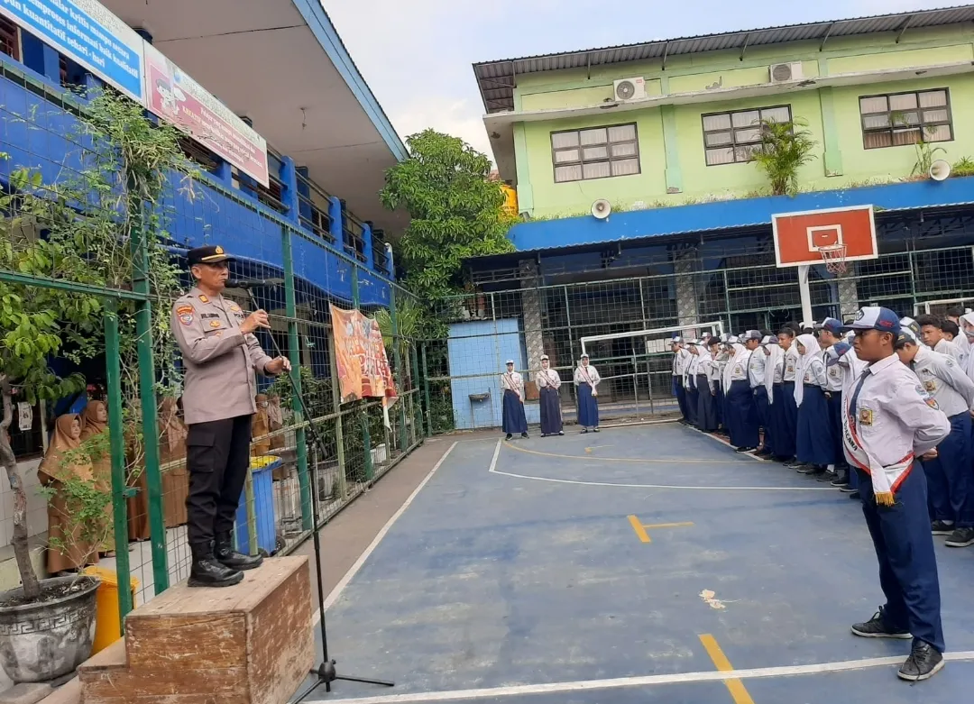 Pesan Kasat Binmas Polres Tanjung Perak di SMPN 7 Surabaya: Jauhi Narkoba dan Judi Online 1 Pesan Kasat Binmas Polres Tanjung Perak di SMPN 7 Surabaya: Jauhi Narkoba dan Judi Online