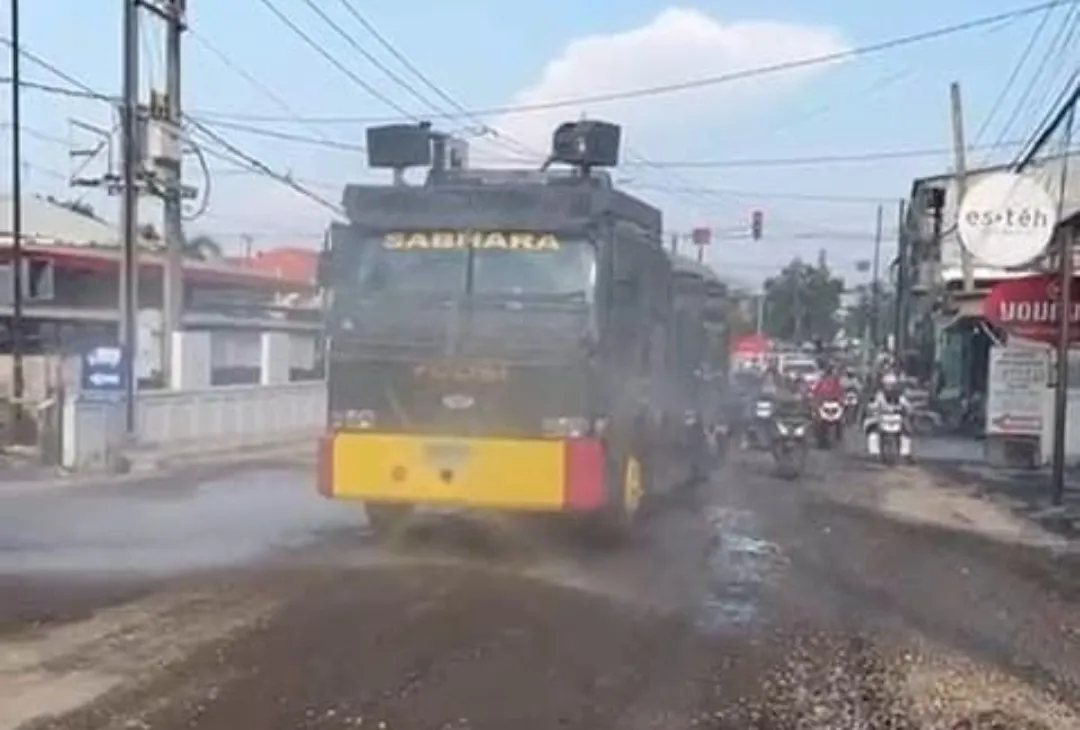 Polres Gresik Terjunkan Water Cannon Respon Keluhan Warga Soal Jalan Berdebu Imbas Proyek Pelebaran 1 Polres Gresik Terjunkan Water Cannon Respon Keluhan Warga Soal Jalan Berdebu Imbas Proyek Pelebaran