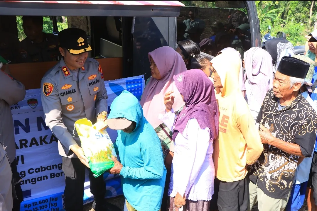 Polres Ngawi Berbagi Warga Desa Pacing : Terimakasih Pak Polisi 1 Polres Ngawi Berbagi Warga Desa Pacing : Terimakasih Pak Polisi