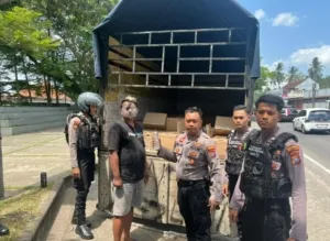 Patroli Polresta Banyuwangi Berhasil Gagalkan Penyelundupan Ribuan Botol Arak dari Bali 6 Patroli Polresta Banyuwangi Berhasil Gagalkan Penyelundupan Ribuan Botol Arak dari Bali