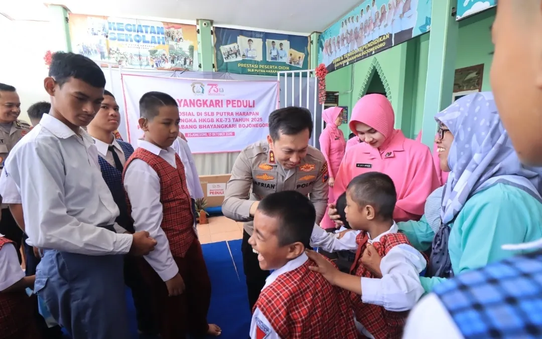 Sambut HKGB ke-73, Bhayangkari Bojonegoro Gelar Bakti Sosial di SLB Putra Harapan 1 Sambut HKGB ke-73, Bhayangkari Bojonegoro Gelar Bakti Sosial di SLB Putra Harapan