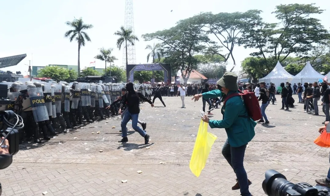 Polda Jatim Gelar Simulasi Sispamkota Pastikan Kesiapan Personel Hadapi Gangguan Kamtibmas 1 Polda Jatim Gelar Simulasi Sispamkota Pastikan Kesiapan Personel Hadapi Gangguan Kamtibmas