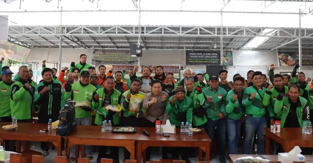 Kapolres Bojonegoro Beri Bantuan Komunitas Ojol Ajak Jaga Kamtibmas 1 Kapolres Bojonegoro Beri Bantuan Komunitas Ojol Ajak Jaga Kamtibmas