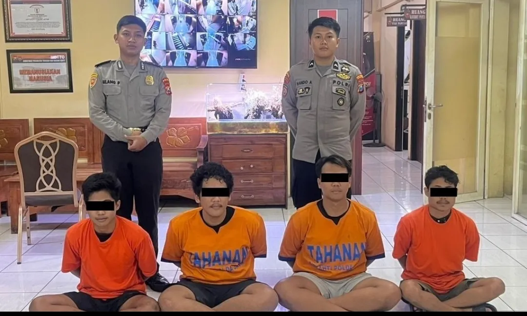 Kasus Pengeroyokan Berujung maut di Konser Hardcore Terungkap, Polres Pelabuhan Tanjung Perak Amankan Empat Pelaku. 1 Kasus Pengeroyokan Berujung maut di Konser Hardcore Terungkap, Polres Pelabuhan Tanjung Perak Amankan Empat Pelaku.