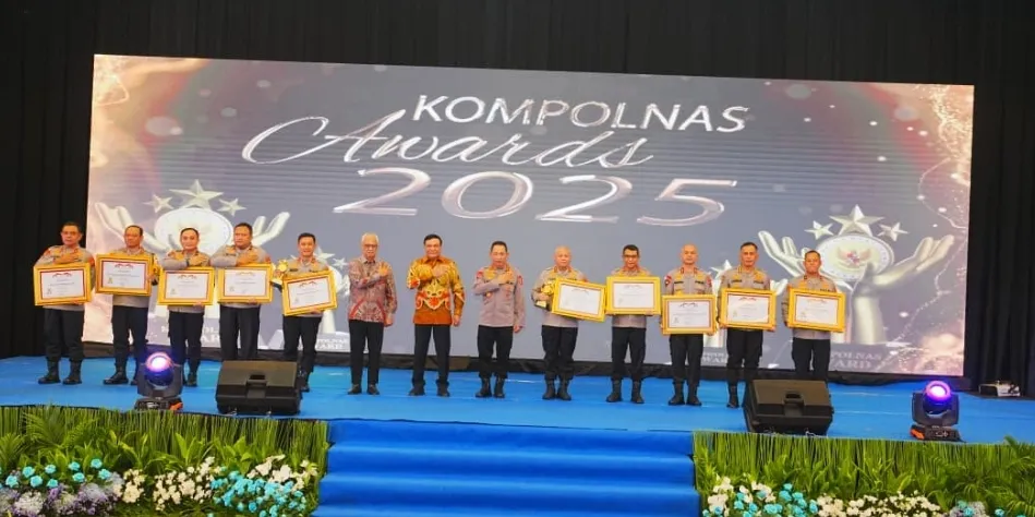 Kapolri Hadiri Kompolnas Award: Polri Tak Antikritik, Komitmen Terus Perbaiki Diri! 1 Kapolri Hadiri Kompolnas Award: Polri Tak Antikritik, Komitmen Terus Perbaiki Diri!