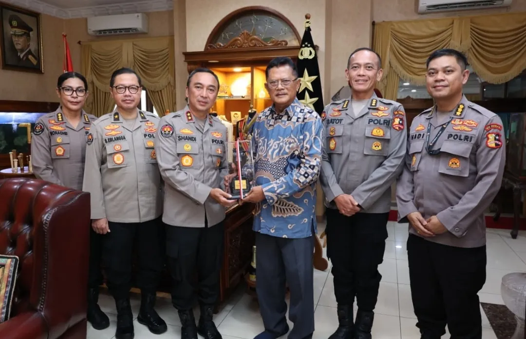 Jajaran Divhumas Polri Laksanakan Anjangsana ke Jend. Pol (Purn) Da'i Bachtiar 1 Jajaran Divhumas Polri Laksanakan Anjangsana ke Jend. Pol (Purn) Da’i Bachtiar