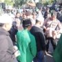 Humanis, Polisi Berbagi Roti dan Air untuk Massa Aksi Damai Alumni Ponpes di Situbondo Berlangsung Sejuk