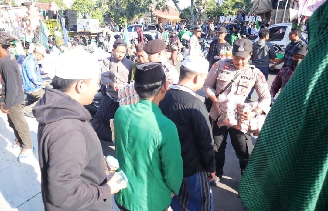 Humanis, Polisi Berbagi Roti dan Air untuk Massa Aksi Damai Alumni Ponpes di Situbondo Berlangsung Sejuk 1 Humanis, Polisi Berbagi Roti dan Air untuk Massa Aksi Damai Alumni Ponpes di Situbondo Berlangsung Sejuk
