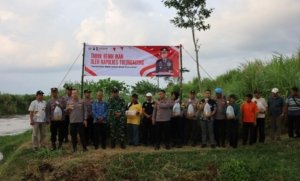 Jaga Ekosistem Sungai Polres Tulungagung Tebar 5.000 Benih Ikan Tombro di Boyolangu