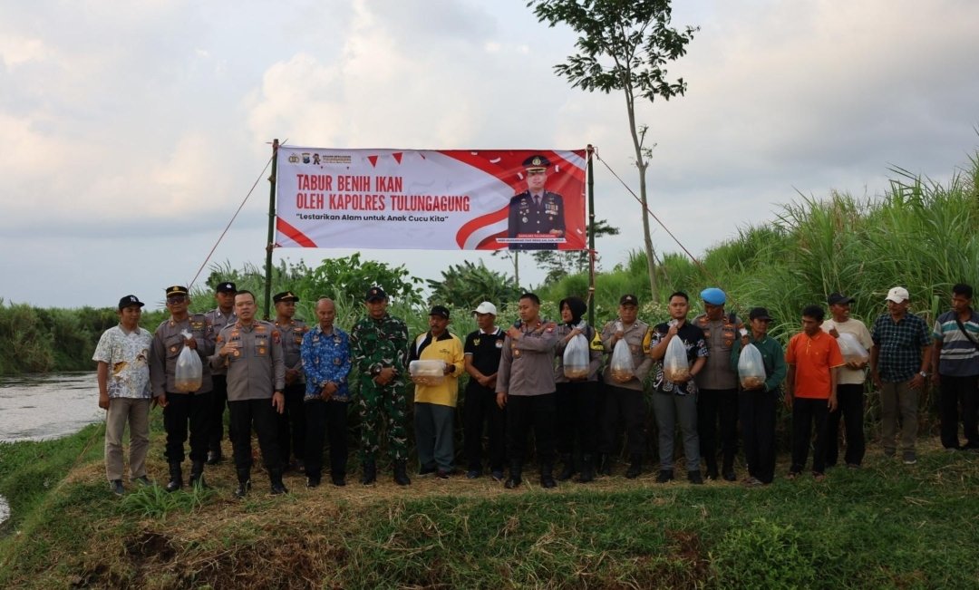 Jaga Ekosistem Sungai Polres Tulungagung Tebar 5.000 Benih Ikan Tombro di Boyolangu 1 Jaga Ekosistem Sungai Polres Tulungagung Tebar 5.000 Benih Ikan Tombro di Boyolangu
